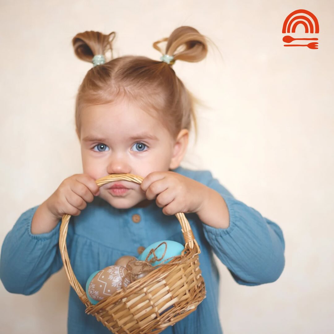 🐣 Hoppy Easter, Little Chefs! 🐰🍪

It’s time to whip up a sweet little treat that’s as fun to make as it is to eat! 🐇💕

🌟 Easter Bunny Banana Cookies 🌟
These soft, chocolatey cookies are perfect for tiny hands and happy hearts!

You’ll need:
🍌 2 large very ripe bananas
🍫 2 Tbsp unsweetened cacao powder
🌾 1 cup quick cook oats
🍯 3 Tbsp local honey or pure maple syrup
✨ (Optional: sprinkle in some chocolate chips for extra smiles!)

Let’s bake!

Preheat oven to 350°F.

Line a baking sheet with parchment paper (or lightly grease it).

In a bowl, mash those bananas! Stir in cacao, oats, and honey (or syrup).

Roll dough into 12 little balls and flatten them with a fork or your hands.

Bake for 10–15 minutes until they’re just right.

Let them cool a bit… then taste the Easter magic! 🧁🌼

Perfect for Easter baskets or bunny brunches! 🐣💛
Tag us @rainbowkitchenkids if you bake—our bunny ears are waiting! 🐰📸

#EasterTreats #KidsInTheKitchen #BananaCookies #LittleBakersClub #HoppyEaster #rainbowkitchenkids